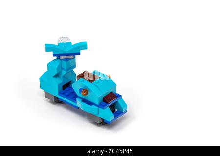 15. Mai 2019 - Rom, Italien - Lego Roller aus Bausteinen. Italienische Vespa, Motorrad, blaue Farbe. Wirtschaftliche, einfache und intelligente Verkehrsmittel. Stockfoto