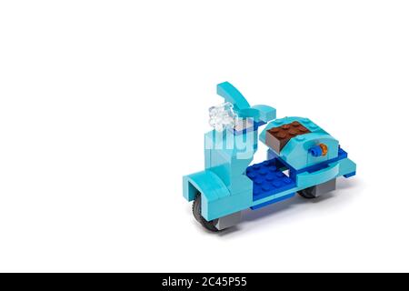 15. Mai 2019 - Rom, Italien - Lego Roller aus Bausteinen. Italienische Vespa, Motorrad, blaue Farbe. Wirtschaftliche, einfache und intelligente Verkehrsmittel. Stockfoto