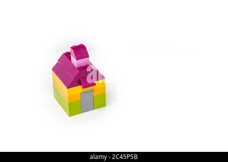 15. Mai 2019 - Rom, Italien - Lego Haus aus klassisch farbigen Bausteinen, isoliert auf weiß. Konzept von Haus, Bau, Investitionen, Einsparungen Stockfoto