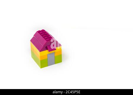 15. Mai 2019 - Rom, Italien - Lego Haus aus klassisch farbigen Bausteinen, isoliert auf weiß. Konzept von Haus, Bau, Investitionen, Einsparungen Stockfoto