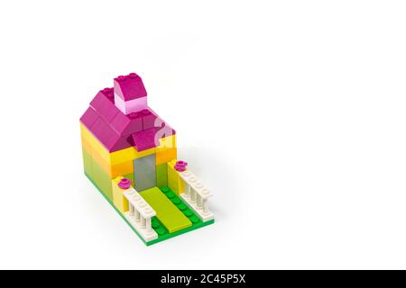 15. Mai 2019 - Rom, Italien - Lego Haus aus klassisch farbigen Bausteinen, isoliert auf weiß. Konzept von Haus, Bau, Investitionen, Einsparungen Stockfoto