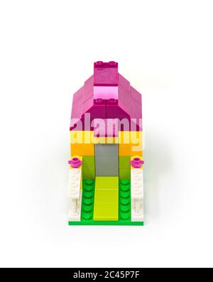 15. Mai 2019 - Rom, Italien - Lego Haus aus klassisch farbigen Bausteinen, isoliert auf weiß. Konzept von Haus, Bau, Investitionen, Einsparungen Stockfoto