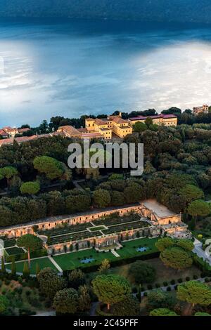 Luftaufnahme der päpstlichen Residenz in Castel Gandolfo, Latium, Italien Stockfoto