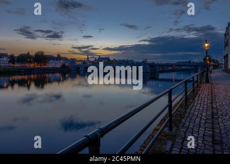 HDR-Bild der Skyline von Maastricht vom Stenenwal in Wyck aus mit Blick auf die historische Sint Servaas Brücke nach einem schweren Gewitter Stockfoto