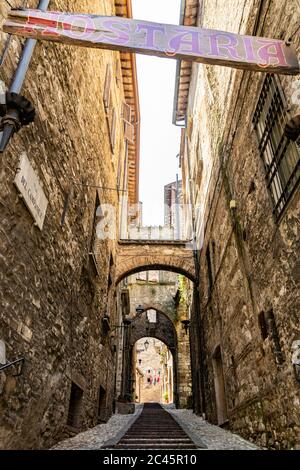 30. Juni 2019 - Narni, Umbrien, Italien - Via del Campanile im alten Dorf Narni. Eine schmale Gasse. Charakteristischer Blick auf die Stadt. Blau Stockfoto