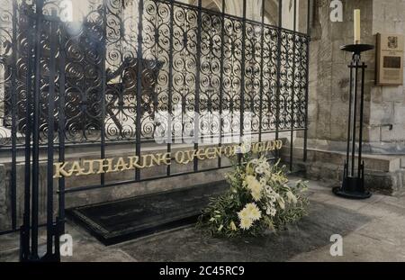 Grab der Katharina von Aragon, erste von Heinrich VIII. Sechs Ehefrauen. Peterborough Cathedral, Cambridgeshire England, Großbritannien Stockfoto