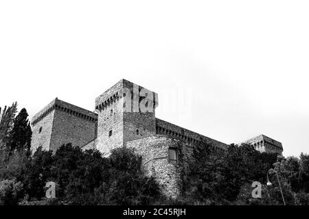 30. Juni 2019 - Narni, Umbrien, Italien - die mittelalterliche Burg des alten Dorfes Narni. Die Steinmauern und Türme der Festung. Stockfoto