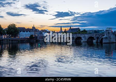 HDR-Bild der Skyline von Maastricht vom Stenenwal in Wyck aus mit Blick auf die historische Sint Servaas Brücke nach einem schweren Gewitter Stockfoto