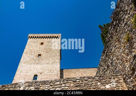 30. Juni 2019 - Narni, Umbrien, Terni, Italien - die mittelalterliche Burg des alten Dorfes Narni. Die Steinmauern und die Türme der Festung. Stockfoto