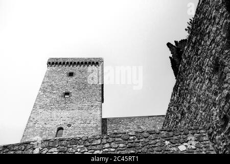 30. Juni 2019 - Narni, Umbrien, Terni, Italien - die mittelalterliche Burg des alten Dorfes Narni. Die Steinmauern und die Türme der Festung. Stockfoto