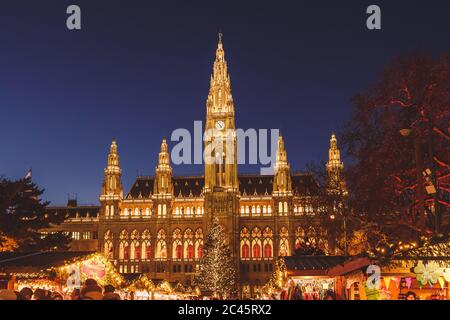 Nachtaufnahme des Weihnachtsmarktes vor dem Rathaus in Wien, Österreich Stockfoto