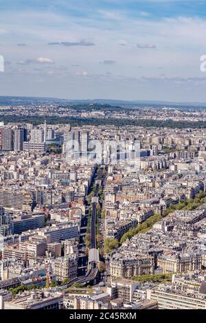 Erhöhte Aussicht über Paris - U-Bahn Pont Bir-Hakeim in Paris, Frankreich Stockfoto