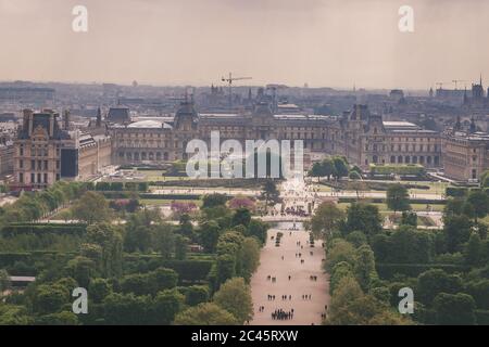 Blick auf den Jardin des Tuileries und den Louvre in Paris, Frankreich Stockfoto