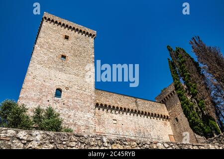 30. Juni 2019 - Narni, Umbrien, Terni, Italien - die mittelalterliche Burg des alten Dorfes Narni. Die Steinmauern und die Türme der Festung. Stockfoto