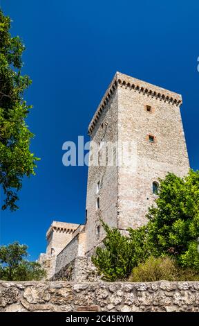 30. Juni 2019 - Narni, Umbrien, Terni, Italien - die mittelalterliche Burg des alten Dorfes Narni. Die Steinmauern und die Türme der Festung. Stockfoto