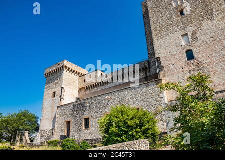 30. Juni 2019 - Narni, Umbrien, Terni, Italien - die mittelalterliche Burg des alten Dorfes Narni. Die Steinmauern und die Türme der Festung. Stockfoto