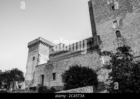 30. Juni 2019 - Narni, Umbrien, Terni, Italien - die mittelalterliche Burg des alten Dorfes Narni. Die Steinmauern und die Türme der Festung. Stockfoto