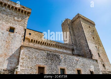 30. Juni 2019 - Narni, Umbrien, Terni, Italien - die mittelalterliche Burg des alten Dorfes Narni. Die Steinmauern und die Türme der Festung. Stockfoto