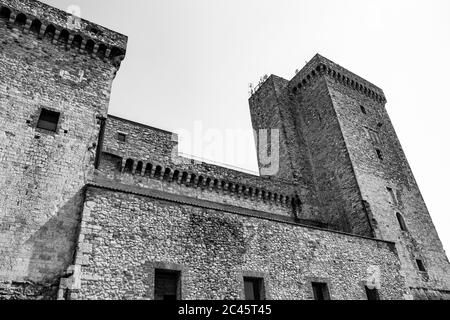 30. Juni 2019 - Narni, Umbrien, Terni, Italien - die mittelalterliche Burg des alten Dorfes Narni. Die Steinmauern und die Türme der Festung. Stockfoto