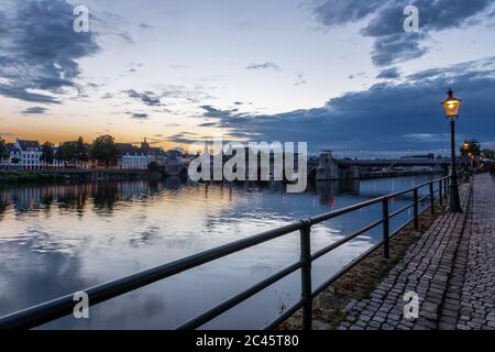 HDR-Bild der Skyline von Maastricht vom Stenenwal in Wyck aus mit Blick auf die historische Sint Servaas Brücke nach einem schweren Gewitter Stockfoto