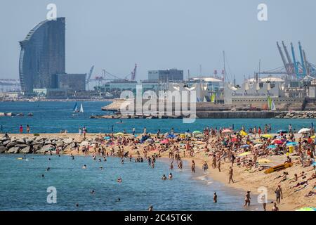 Barcelona, Spanien. Juni 2020. Am Strand von Marbella im Zentrum von Barcelona sind die Leute mittags sehr beliebt. Nach mehr als 3 Monaten Absperrung in Spanien gehen in der sogenannten 'Nuw Normalität' massiv Leute an den Strand. Pflichtnachweis: Dino Geromella / Alamy Live News Credit: Dino Geromella/Alamy Live News Stockfoto