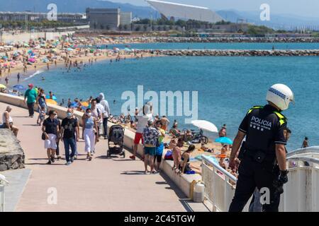 Barcelona, Spanien. Juni 2020. Polizist patrouilliert an einem Strand in Barcelona während des Sant Juan Festes. Nach mehr als 3 Monaten Absperrung in Spanien gehen in der sogenannten 'Nuw Normalität' massiv Leute an den Strand. Pflichtnachweis: Dino Geromella / Alamy Live News Credit: Dino Geromella/Alamy Live News Stockfoto