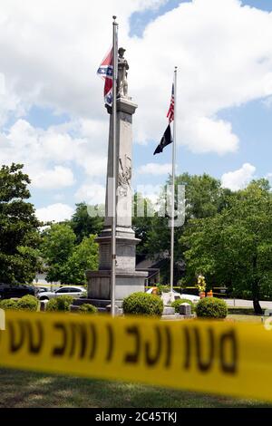 Eastman, GA, USA. Juni 2020. Anwohner versammeln sich vor dem Dodge County Courthouse, um gegen die fortgesetzte Existenz eines hohen Monuments eines konföderierten Soldaten zu protestieren, das laut Protestierenden rassistisch sei und schwarze Bewohner einschüchtern sollte, als es 1910 errichtet wurde. Bild: Statue wird von der örtlichen Polizei gegen Versuche, die Statue zu zerstören gesichert. Quelle: Robin Rayne/ZUMA Wire/Alamy Live News Stockfoto