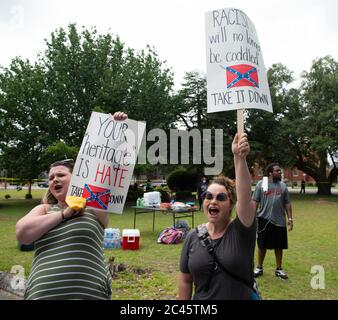 Eastman, GA, USA. Juni 2020. Anwohner versammeln sich vor dem Dodge County Courthouse, um gegen die fortgesetzte Existenz eines hohen Monuments eines konföderierten Soldaten zu protestieren, das laut Protestierenden rassistisch sei und schwarze Bewohner einschüchtern sollte, als es 1910 errichtet wurde. Quelle: Robin Rayne/ZUMA Wire/Alamy Live News Stockfoto