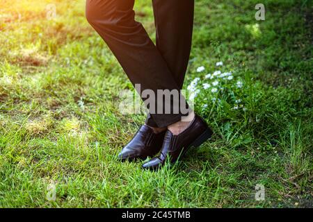 Herrenfüße in braunen Schuhen aus nächster Nähe Stockfoto