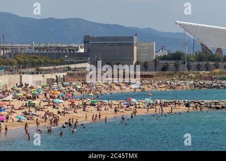 Barcelona, Spanien. Juni 2020. Menge am Mittag an einem Strand im Zentrum von Barcelona. Nach mehr als 3 Monaten Absperrung in Spanien gehen in der sogenannten 'Nuw Normalität' massiv Leute an den Strand. Pflichtnachweis: Dino Geromella Kredit: Dino Geromella/Alamy Live News Stockfoto