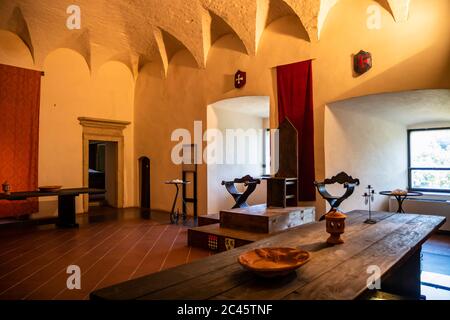 30. Juni 2019 - Narni, Umbrien, Italien - Innenräume der mittelalterlichen Burg, im alten Dorf Narni. Der Thronsaal. Stockfoto