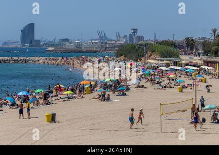 Barcelona, Spanien. Juni 2020. Am Strand von Marbella im Zentrum von Barcelona sind die Leute mittags sehr beliebt. Nach mehr als 3 Monaten Absperrung in Spanien gehen in der sogenannten 'Nuw Normalität' massiv Leute an den Strand. Pflichtnachweis: Dino Geromella Kredit: Dino Geromella/Alamy Live News Stockfoto