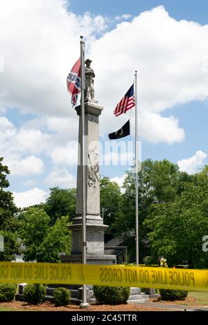 Eastman, GA, USA. Juni 2020. Anwohner versammeln sich vor dem Dodge County Courthouse, um gegen die fortgesetzte Existenz eines hohen Monuments eines konföderierten Soldaten zu protestieren, das laut Protestierenden rassistisch sei und schwarze Bewohner einschüchtern sollte, als es 1910 errichtet wurde. Bild: Statue wird von der örtlichen Polizei gegen Versuche, die Statue zu zerstören gesichert. Quelle: Robin Rayne/ZUMA Wire/Alamy Live News Stockfoto