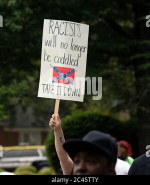 Eastman, GA, USA. Juni 2020. Anwohner versammeln sich vor dem Dodge County Courthouse, um gegen die fortgesetzte Existenz eines hohen Monuments eines konföderierten Soldaten zu protestieren, das laut Protestierenden rassistisch sei und schwarze Bewohner einschüchtern sollte, als es 1910 errichtet wurde. Die Demonstranten drängten die Bezirksbeamten, die Statue legal zu entfernen, "oder weÃll sie selbst zu entfernen", sagte ein Demonstrator. Quelle: Robin Rayne/ZUMA Wire/Alamy Live News Stockfoto