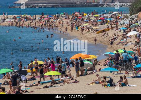 Barcelona, Spanien. Juni 2020. Am Strand von Marbella im Zentrum von Barcelona sind die Leute mittags sehr beliebt. Nach mehr als 3 Monaten Absperrung in Spanien gehen in der sogenannten 'Nuw Normalität' massiv Leute an den Strand. Pflichtnachweis: Dino Geromella Kredit: Dino Geromella/Alamy Live News Stockfoto