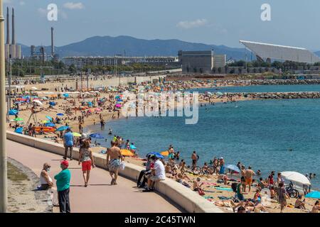 Barcelona, Spanien. Juni 2020. Menge am Mittag an einem Strand im Zentrum von Barcelona. Nach mehr als 3 Monaten Absperrung in Spanien gehen in der sogenannten 'Nuw Normalität' massiv Leute an den Strand. Pflichtnachweis: Dino Geromella Kredit: Dino Geromella/Alamy Live News Stockfoto