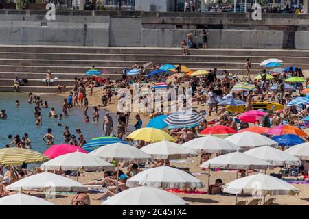 Barcelona, Spanien. Juni 2020. Menge am Strand Nova Icaria im Zentrum von Barcelona. Nach mehr als 3 Monaten Absperrung in Spanien gehen in der sogenannten 'Nuw Normalität' massiv Leute an den Strand. Pflichtnachweis: Dino Geromella Kredit: Dino Geromella/Alamy Live News Stockfoto