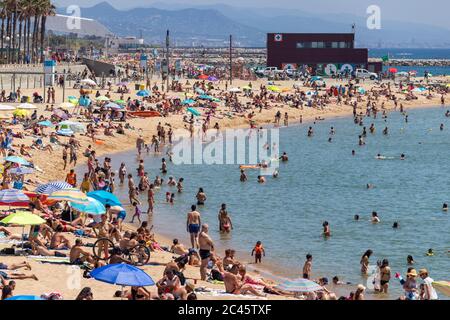 Barcelona, Spanien. Juni 2020. Menge am Strand Nova Icaria im Zentrum von Barcelona. Nach mehr als 3 Monaten Absperrung in Spanien gehen in der sogenannten 'Nuw Normalität' massiv Leute an den Strand. Pflichtnachweis: Dino Geromella Kredit: Dino Geromella/Alamy Live News Stockfoto