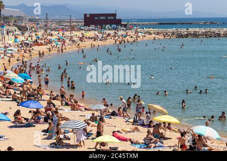 Barcelona, Spanien. Juni 2020. Menge am Strand Nova Icaria im Zentrum von Barcelona. Nach mehr als 3 Monaten Absperrung in Spanien gehen in der sogenannten 'Nuw Normalität' massiv Leute an den Strand. Pflichtnachweis: Dino Geromella Kredit: Dino Geromella/Alamy Live News Stockfoto