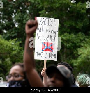 Eastman, GA, USA. Juni 2020. Anwohner versammeln sich vor dem Dodge County Courthouse, um gegen die fortgesetzte Existenz eines hohen Monuments eines konföderierten Soldaten zu protestieren, das laut Protestierenden rassistisch sei und schwarze Bewohner einschüchtern sollte, als es 1910 errichtet wurde. Die Demonstranten drängten die Bezirksbeamten, die Statue legal zu entfernen, "oder weÃll sie selbst zu entfernen", sagte ein Demonstrator. Quelle: Robin Rayne/ZUMA Wire/Alamy Live News Stockfoto