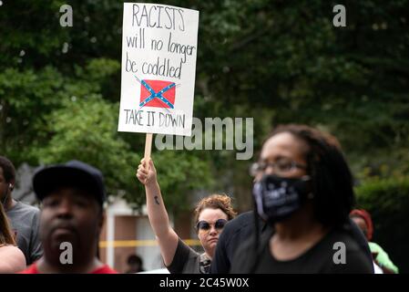 Eastman, GA, USA. Juni 2020. Anwohner versammeln sich vor dem Dodge County Courthouse, um gegen die fortgesetzte Existenz eines hohen Monuments eines konföderierten Soldaten zu protestieren, das laut Protestierenden rassistisch sei und schwarze Bewohner einschüchtern sollte, als es 1910 errichtet wurde. Die Demonstranten drängten die Bezirksbeamten, die Statue legal zu entfernen, "oder weÃll sie selbst zu entfernen", sagte ein Demonstrator. Quelle: Robin Rayne/ZUMA Wire/Alamy Live News Stockfoto