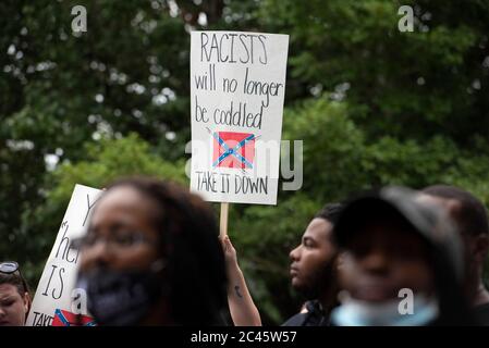 Eastman, GA, USA. Juni 2020. Anwohner versammeln sich vor dem Dodge County Courthouse, um gegen die fortgesetzte Existenz eines hohen Monuments eines konföderierten Soldaten zu protestieren, das laut Protestierenden rassistisch sei und schwarze Bewohner einschüchtern sollte, als es 1910 errichtet wurde. Die Demonstranten drängten die Bezirksbeamten, die Statue legal zu entfernen, "oder weÃll sie selbst zu entfernen", sagte ein Demonstrator. Quelle: Robin Rayne/ZUMA Wire/Alamy Live News Stockfoto