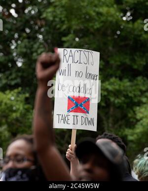 Eastman, GA, USA. Juni 2020. Anwohner versammeln sich vor dem Dodge County Courthouse, um gegen die fortgesetzte Existenz eines hohen Monuments eines konföderierten Soldaten zu protestieren, das laut Protestierenden rassistisch sei und schwarze Bewohner einschüchtern sollte, als es 1910 errichtet wurde. Die Demonstranten drängten die Bezirksbeamten, die Statue legal zu entfernen, "oder weÃll sie selbst zu entfernen", sagte ein Demonstrator. Quelle: Robin Rayne/ZUMA Wire/Alamy Live News Stockfoto