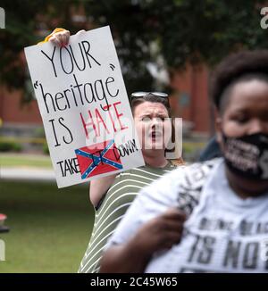 Eastman, GA, USA. Juni 2020. Anwohner versammeln sich vor dem Dodge County Courthouse, um gegen die fortgesetzte Existenz eines hohen Monuments eines konföderierten Soldaten zu protestieren, das laut Protestierenden rassistisch sei und schwarze Bewohner einschüchtern sollte, als es 1910 errichtet wurde. Die Demonstranten drängten die Bezirksbeamten, die Statue legal zu entfernen, "oder weÃll sie selbst zu entfernen", sagte ein Demonstrator. Quelle: Robin Rayne/ZUMA Wire/Alamy Live News Stockfoto