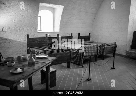 30. Juni 2019 - Narni, Umbrien, Italien - Innenräume der mittelalterlichen Burg, im alten Dorf Narni. Schlafzimmer mit Holzmöbeln. Stockfoto