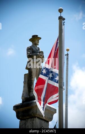 Eastman, GA, USA. Juni 2020. Anwohner versammeln sich vor dem Dodge County Courthouse, um gegen die fortgesetzte Existenz eines hohen Monuments eines konföderierten Soldaten zu protestieren, das laut Protestierenden rassistisch sei und schwarze Bewohner einschüchtern sollte, als es 1910 errichtet wurde. Quelle: Robin Rayne/ZUMA Wire/Alamy Live News Stockfoto