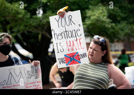 Eastman, GA, USA. Juni 2020. Anwohner versammeln sich vor dem Dodge County Courthouse, um gegen die fortgesetzte Existenz eines hohen Monuments eines konföderierten Soldaten zu protestieren, das laut Protestierenden rassistisch sei und schwarze Bewohner einschüchtern sollte, als es 1910 errichtet wurde. Die Demonstranten drängten die Bezirksbeamten, die Statue legal zu entfernen, "oder weÃll sie selbst zu entfernen", sagte ein Demonstrator. Quelle: Robin Rayne/ZUMA Wire/Alamy Live News Stockfoto