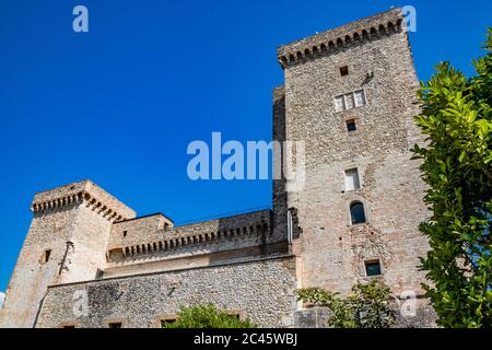 30. Juni 2019 - Narni, Umbrien, Terni, Italien - die mittelalterliche Burg des alten Dorfes Narni. Die Steinmauern und die Türme der Festung. Der Stockfoto