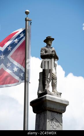 Eastman, GA, USA. Juni 2020. Anwohner versammeln sich vor dem Dodge County Courthouse, um gegen die fortgesetzte Existenz eines hohen Monuments eines konföderierten Soldaten zu protestieren, das laut Protestierenden rassistisch sei und schwarze Bewohner einschüchtern sollte, als es 1910 errichtet wurde. Bild: Statue wird von der örtlichen Polizei gegen Versuche, die Statue zu zerstören gesichert. Quelle: Robin Rayne/ZUMA Wire/Alamy Live News Stockfoto