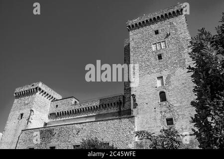 30. Juni 2019 - Narni, Umbrien, Terni, Italien - die mittelalterliche Burg des alten Dorfes Narni. Die Steinmauern und die Türme der Festung. Stockfoto